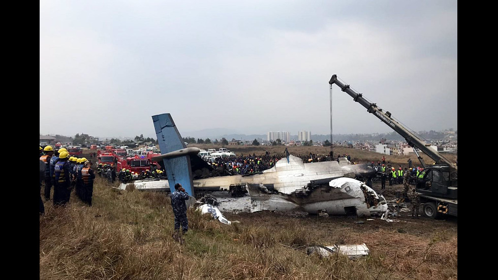 Пътнически самолет се разби при кацане на летище в Катманду