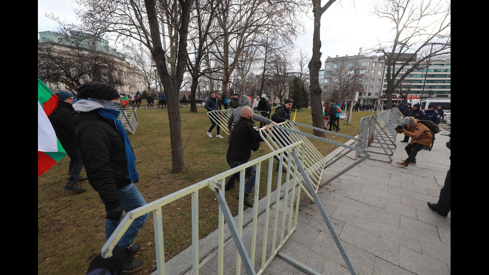 "Възраждане" организира протест срещу зеления сертификат, докараха водно оръдие пред НС