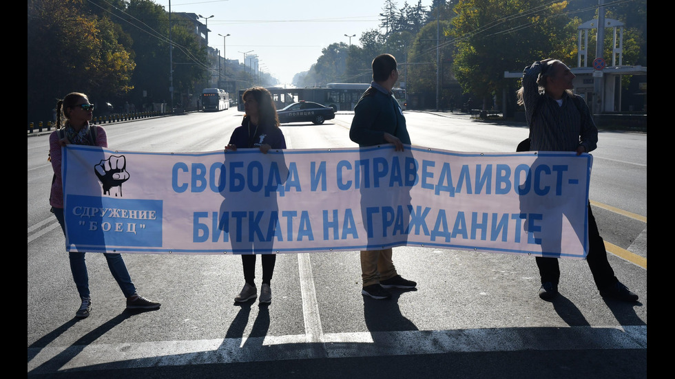 Протестиращи и полиция блокираха района около ВСС и Орлов мост