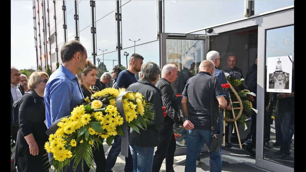 Стотици се поклониха пред легендарния футболист Динко Дерменджиев
