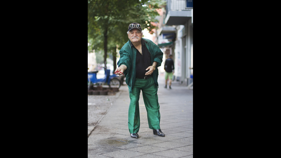 86-годишен шивач сам реклама бизнеса си