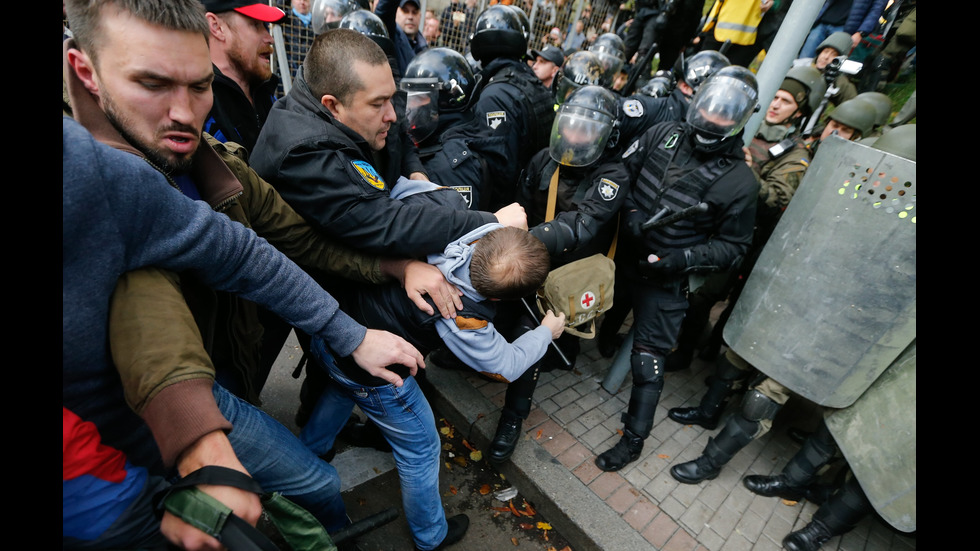 СБЛЪСЪЦИ В УКРАЙНА: Четирима пострадаха по време на протест