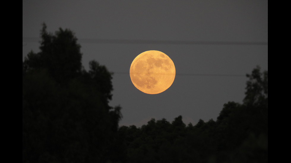 ЛУННОТО ЗАТЪМНЕНИЕ: Гледано от България, Луната навлиза в сянката на Земята