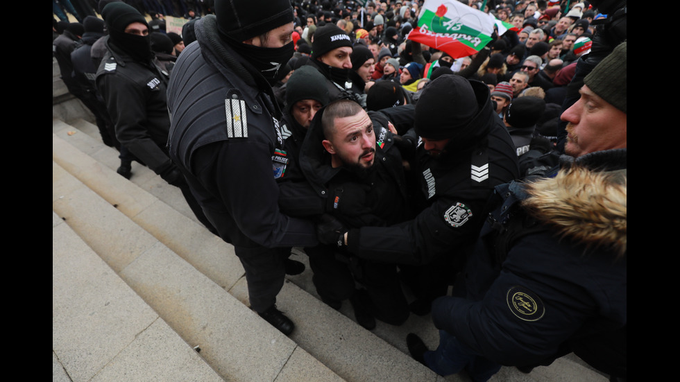 "Възраждане" организира протест срещу зеления сертификат, докараха водно оръдие пред НС