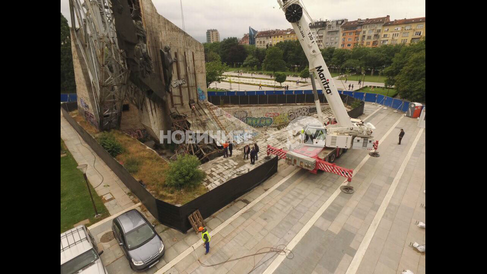 Започна демонтажът на паметника "1300 години България" пред НДК