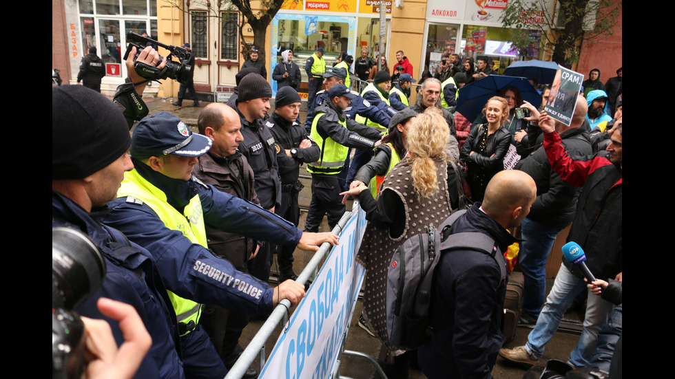 Протести „за” и „против” Гешев под прозорците на ВСС