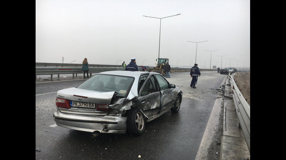 ВЕРИЖНА КАТАСТРОФА: 21 коли се удариха в София