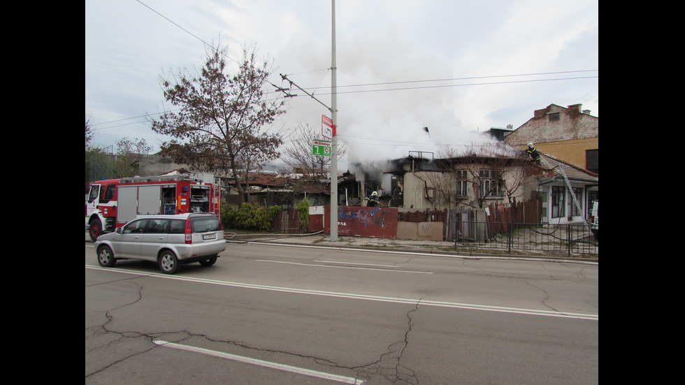 Семейство се спаси по чудо от горяща къща в центъра на Русе