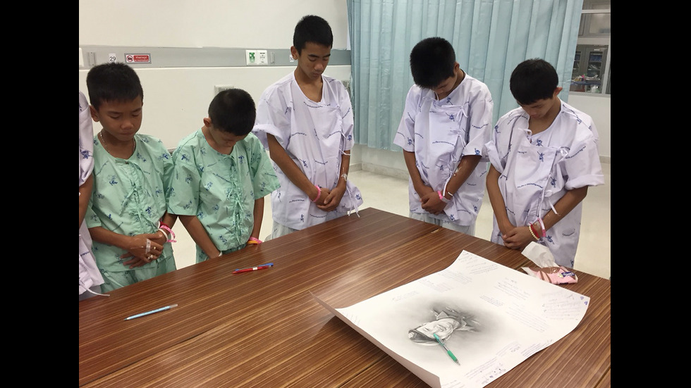 Как спасените деца от Тайланд почетоха паметта на загиналия в пещерата водолаз?