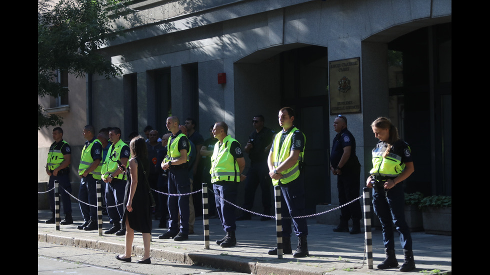 ВСС обсъжда отстраняването на Гешев, граждани протестират