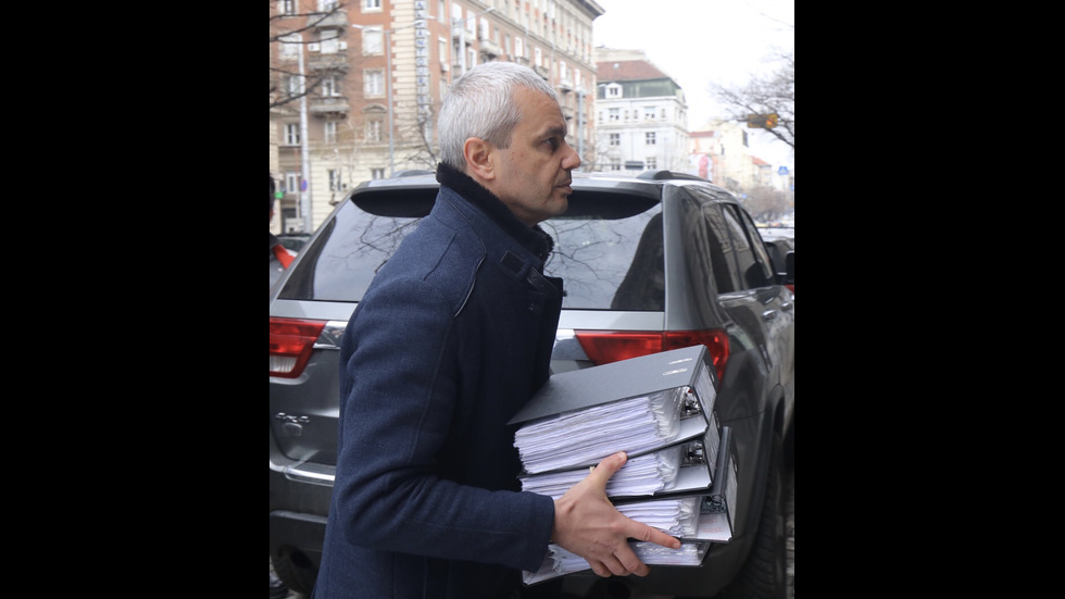 От "Възраждане" очакват референдум за еврото заедно с местния вот