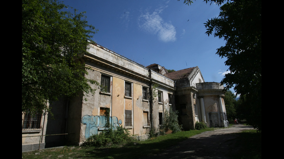 Пожар в сградата на минералната баня в "Овча купел" в София