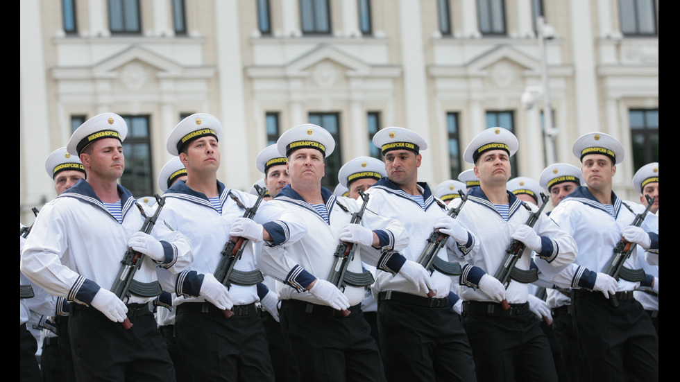 1200 военни маршируваха на военния парад в София