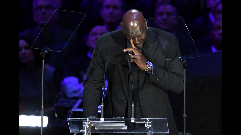 Хиляди се простиха с Коби Брайънт