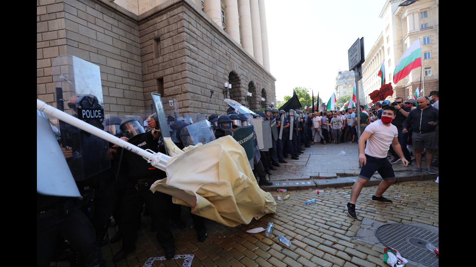 Протест пред парламента