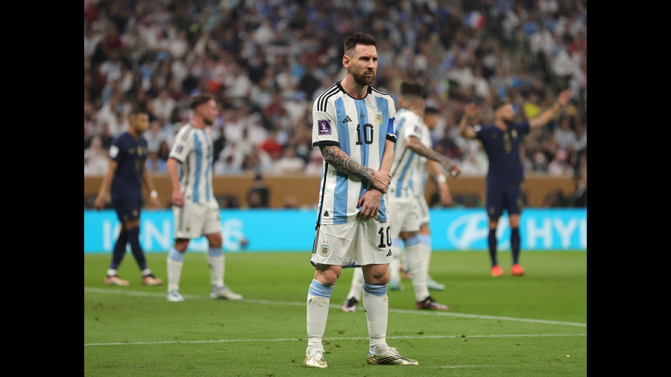 АРЖЕНТИНА ШАМПИОН! Меси вдига световната купа след невиждана драма в Катар