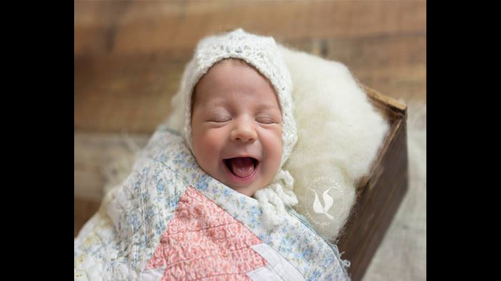 Мика Стоичкова заведе новородената си дъщеря на фотограф