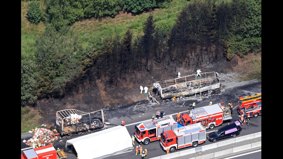 Извадени са 11 тела от изгорeлия автобус в Германия