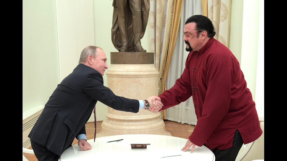 Стивън Сегал получи руския си паспорт от Путин