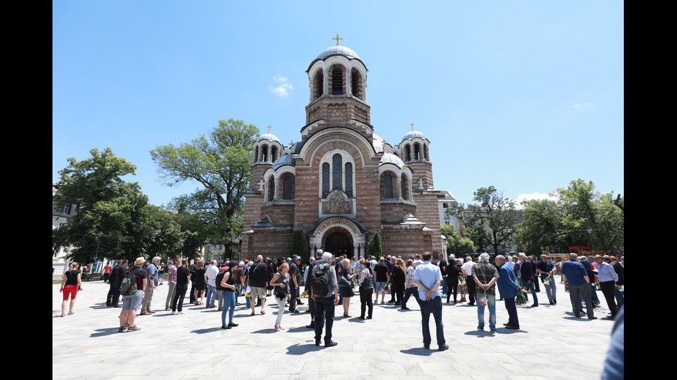 Близки и приятели се сбогуваха с Евгений Бакърджиев