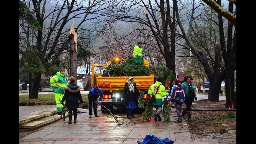 Сериозни щети от вятъра във Враца