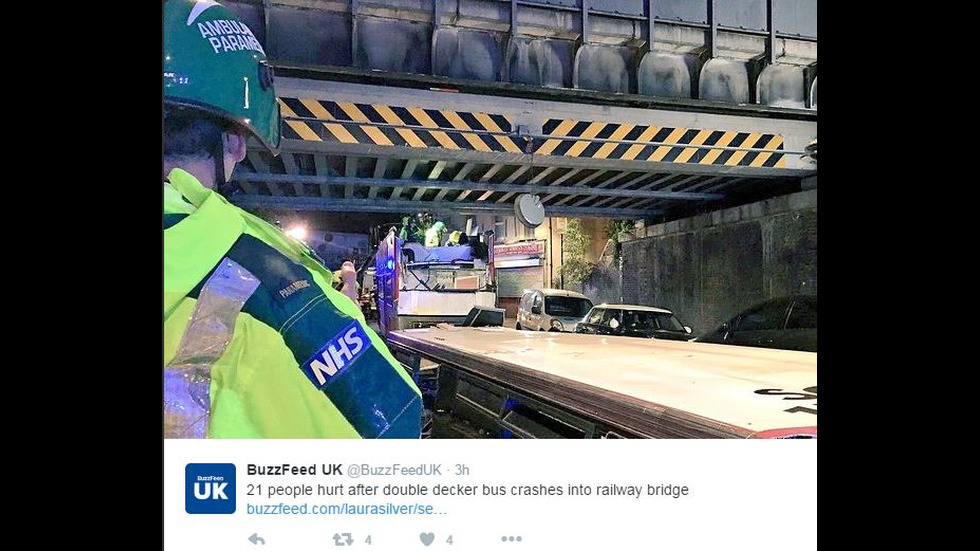 Двуетажен автобус удари мост в Лондон, има десетки пострадали