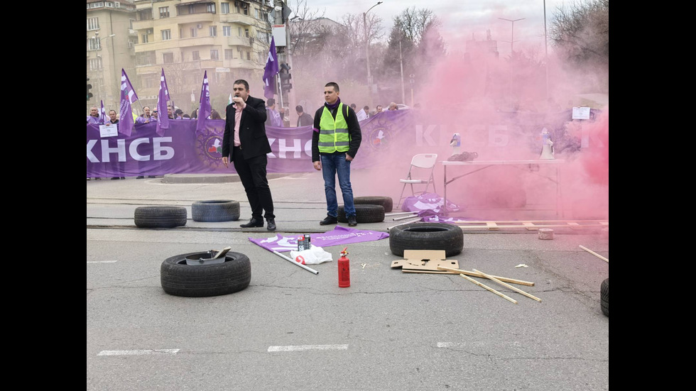 Протест на служителите в градския транспорт блокира София