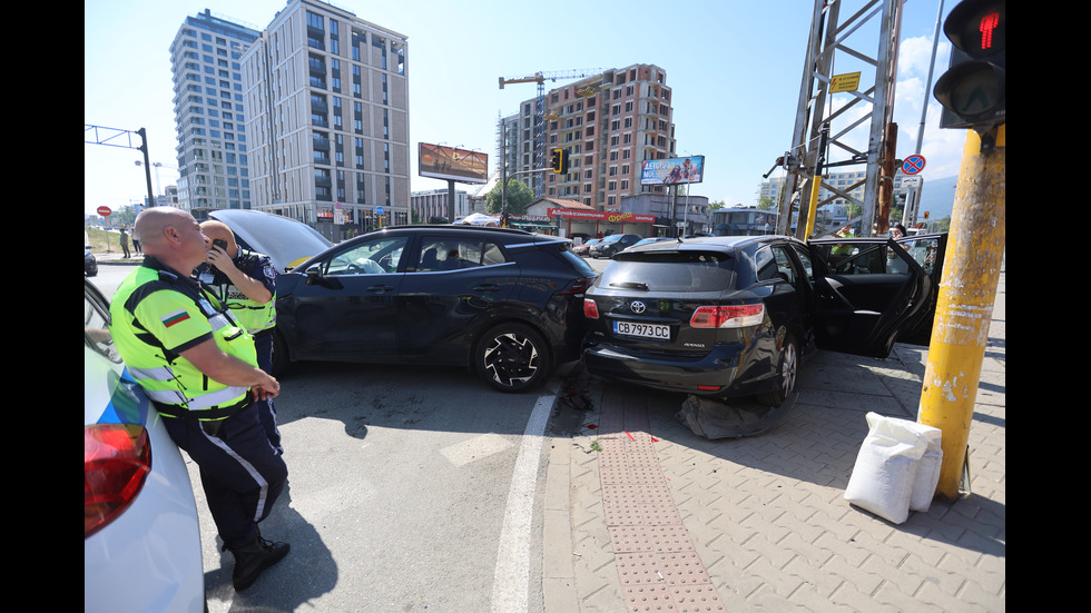 Катастрофа с две коли в София, едната изхвърча и се заби в стълб