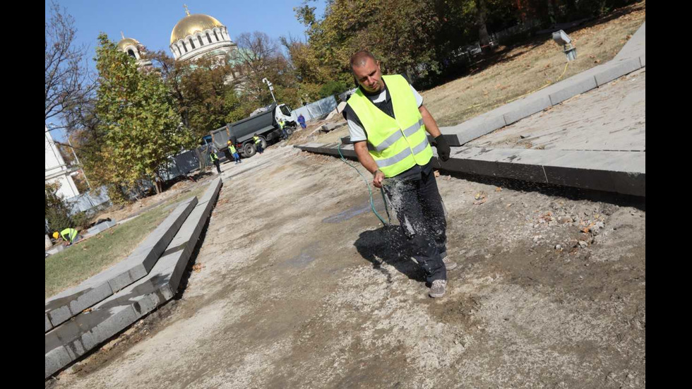 Кметът на София провери ремонта в градинката срещу Софийския университет