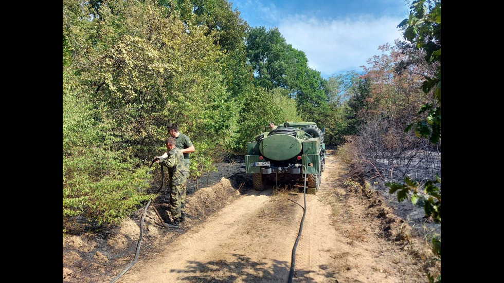 Военнослужещи се включиха в борбата с пожара карй село Пъстрово