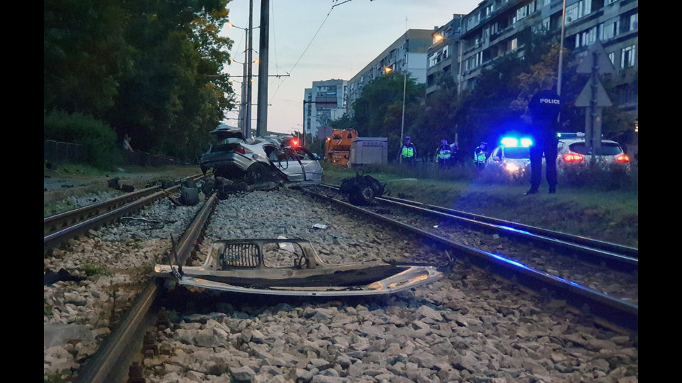 Жена катастрофира на трамвайни линии в София