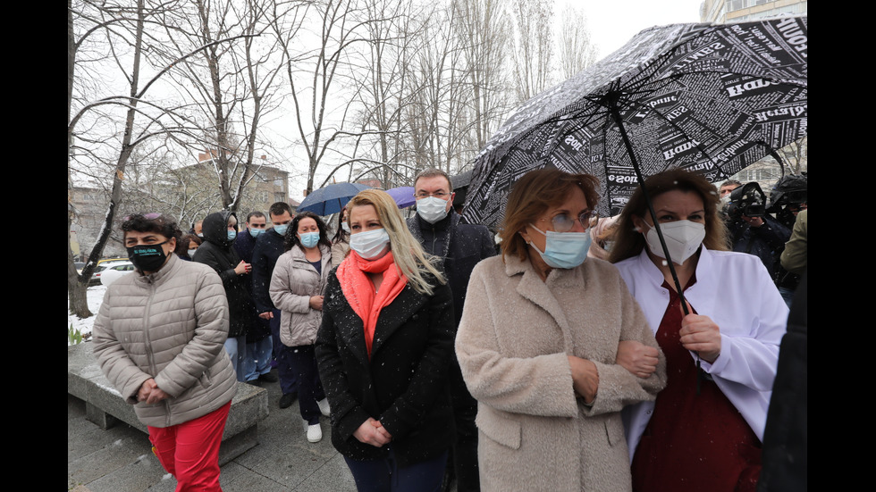 С ВОЙ НА СИРЕНИ: Почетоха паметта на починалите от COVID-19 медици