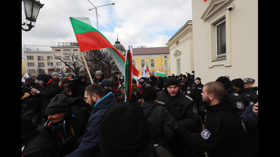 "Възраждане" организира протест срещу зеления сертификат, докараха водно оръдие пред НС