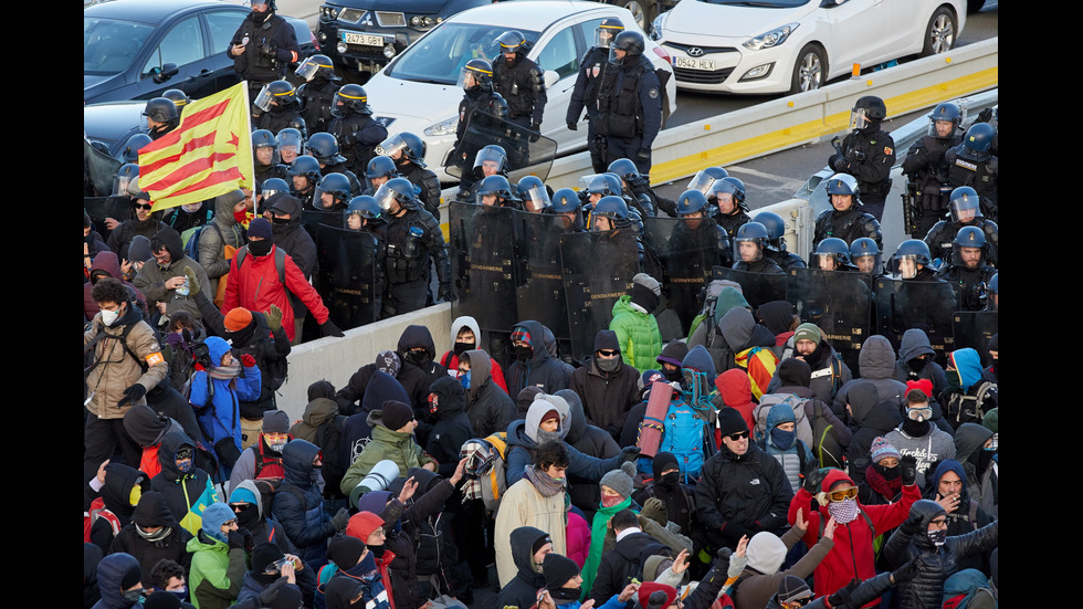 Задържаха 18 протестиращи на границата между Франция и Испания