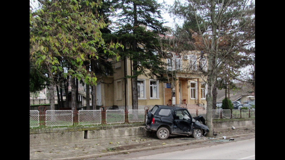 Джип се удари в дърво и повреди оградата на кметство в Русенско