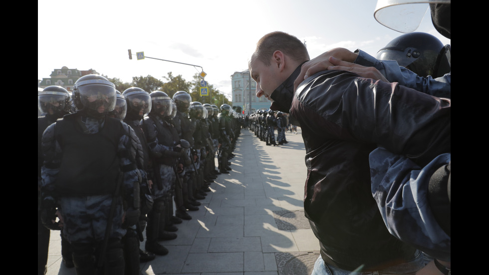 Близо 600 арестувани на протест в Москва