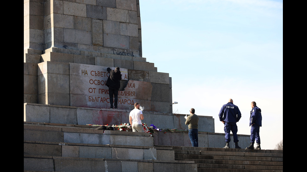 Разбиха плочата на Паметника на Съветската армия в София