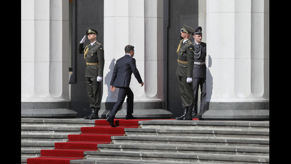 Володимир Зеленски встъпи в длъжност като президент на Украйна