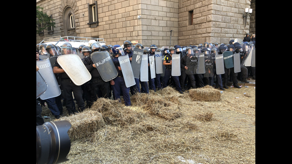 Протест пред парламента