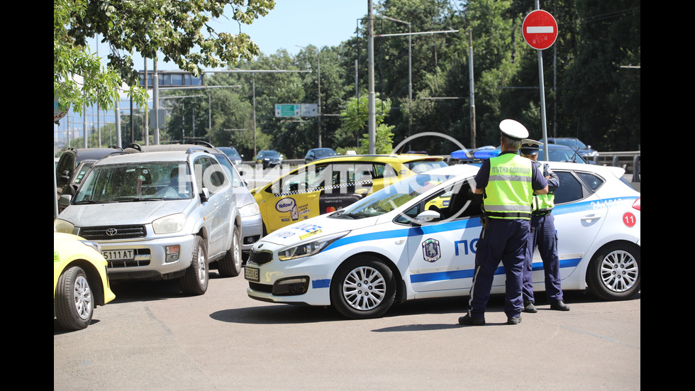 Такси помете четири коли в локалното на "Цариградско шосе"