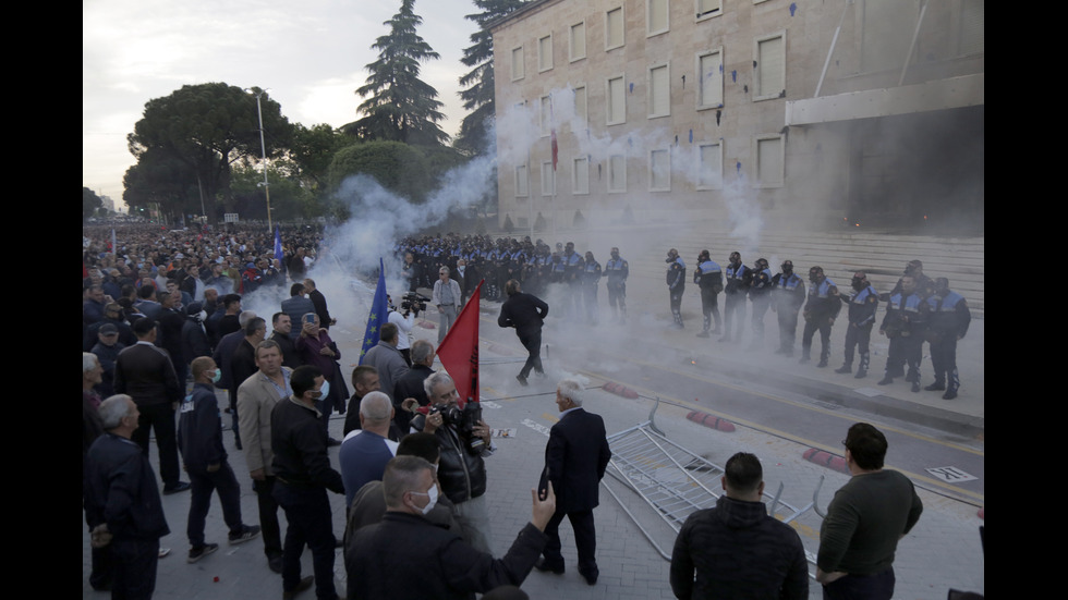 Полицай беше ранен на митинга на опозицията в Тирана