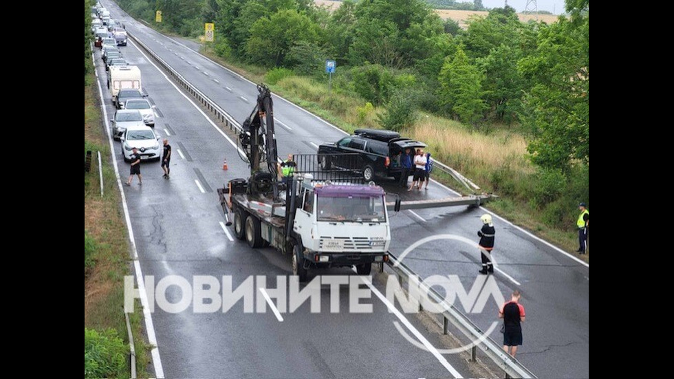 Камион събори предпазна рамка