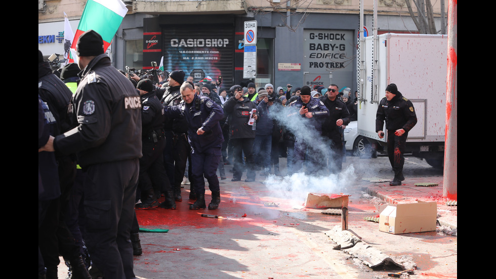 Ранени полицаи и арести на протеста на „Възраждане”