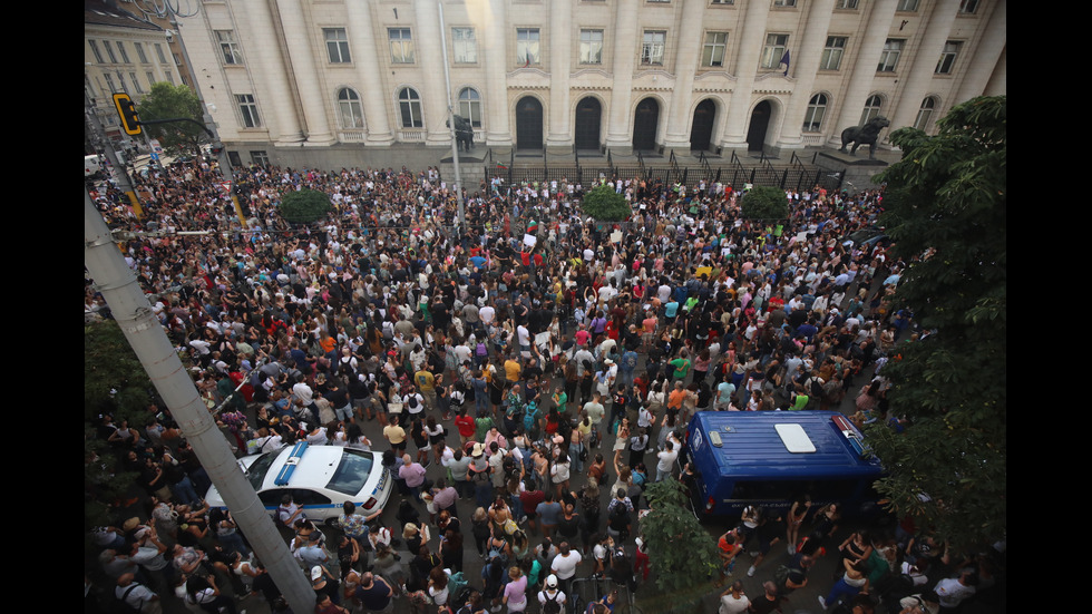 Протести в десетки градове заради жестоко малтретираното 18-годишно момиче