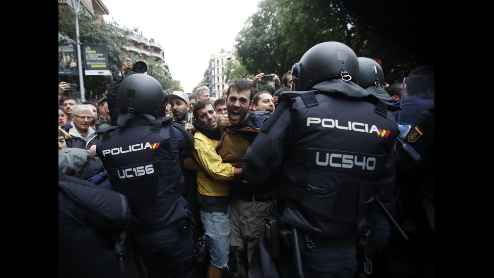 Стотици ранени при сблъсъци с полицията в Каталуния