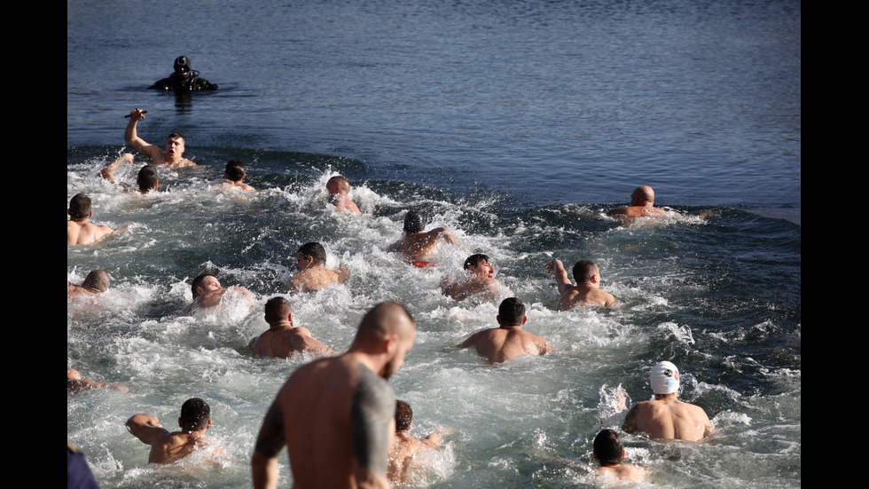 Смелчаци спасяваха Светия кръст във водоеми в цялата страна