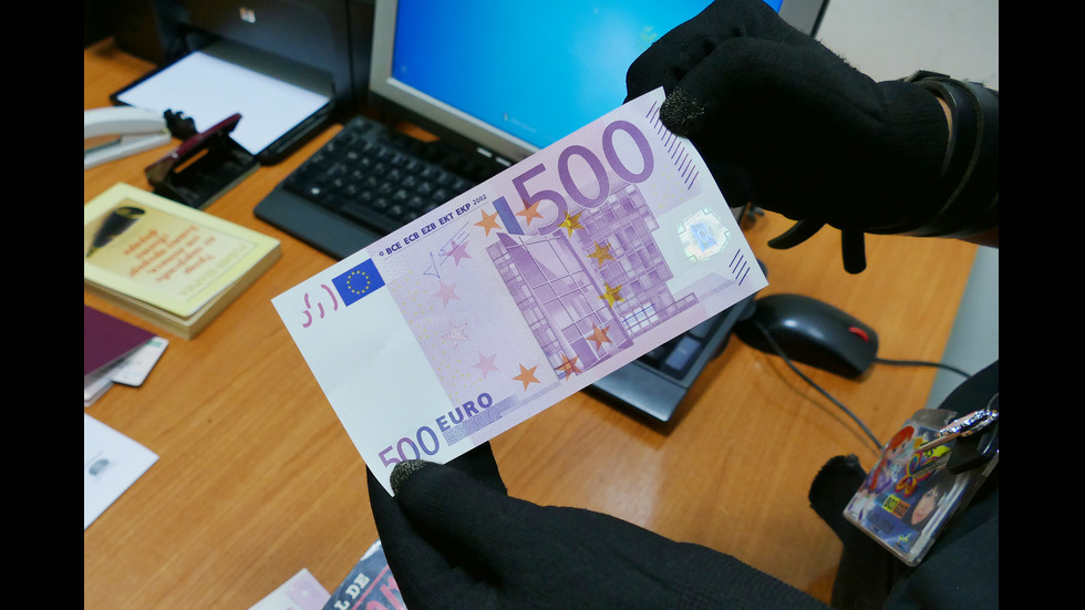 Двама българи с обвинение за разпространение на фалшиви евро в ЕС