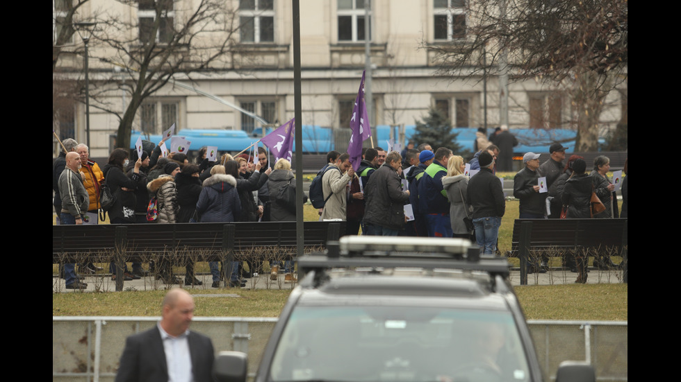 Протест срещу антиCOVID мерките в центъра на София, премиерът отиде при демонстрантите