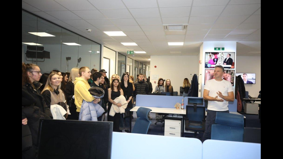 Студенти по журналистика на посещение в свръхмодерния медиен комплекс на NOVA