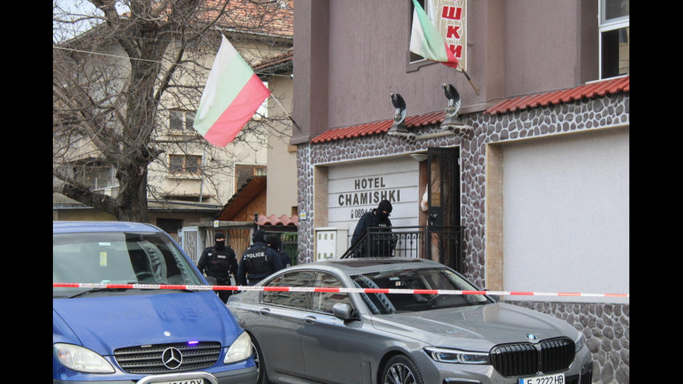 АКЦИЯ: Полицаи нахлуха в хотел в Благоевград